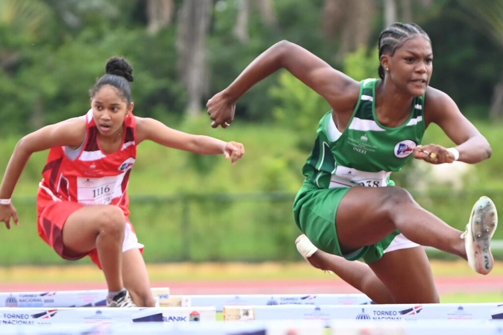 Atletas compiten durante la etapa final del Torneo Nacional de Atletismo Escolar 2025