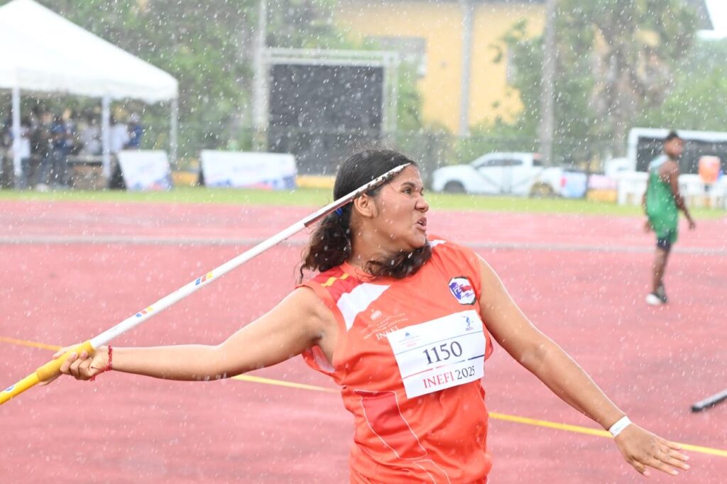 Atletas compiten durante la etapa final del Torneo Nacional de Atletismo Escolar 2025