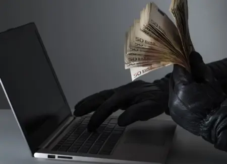 El Tribunal de Atención Permanente de Santo Domingo Oeste impuso 18 meses de prisión preventiva contra una mujer imputada de cometer estafa por más de 100 millones de pesos a través de la empresa Smart Blessing Consulting, constituida el 24 de noviembre de 2021.