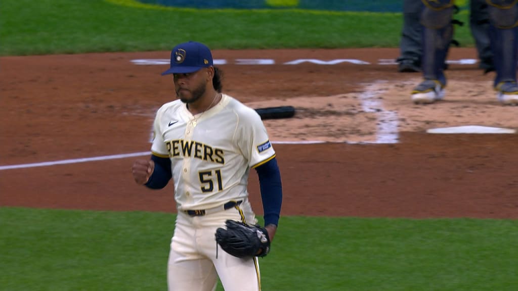 Freddy Peralta de los Cerveceros de Milwaukee