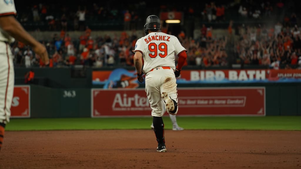 Gary Sanchez recorre las bases luego de su tercer jonrón