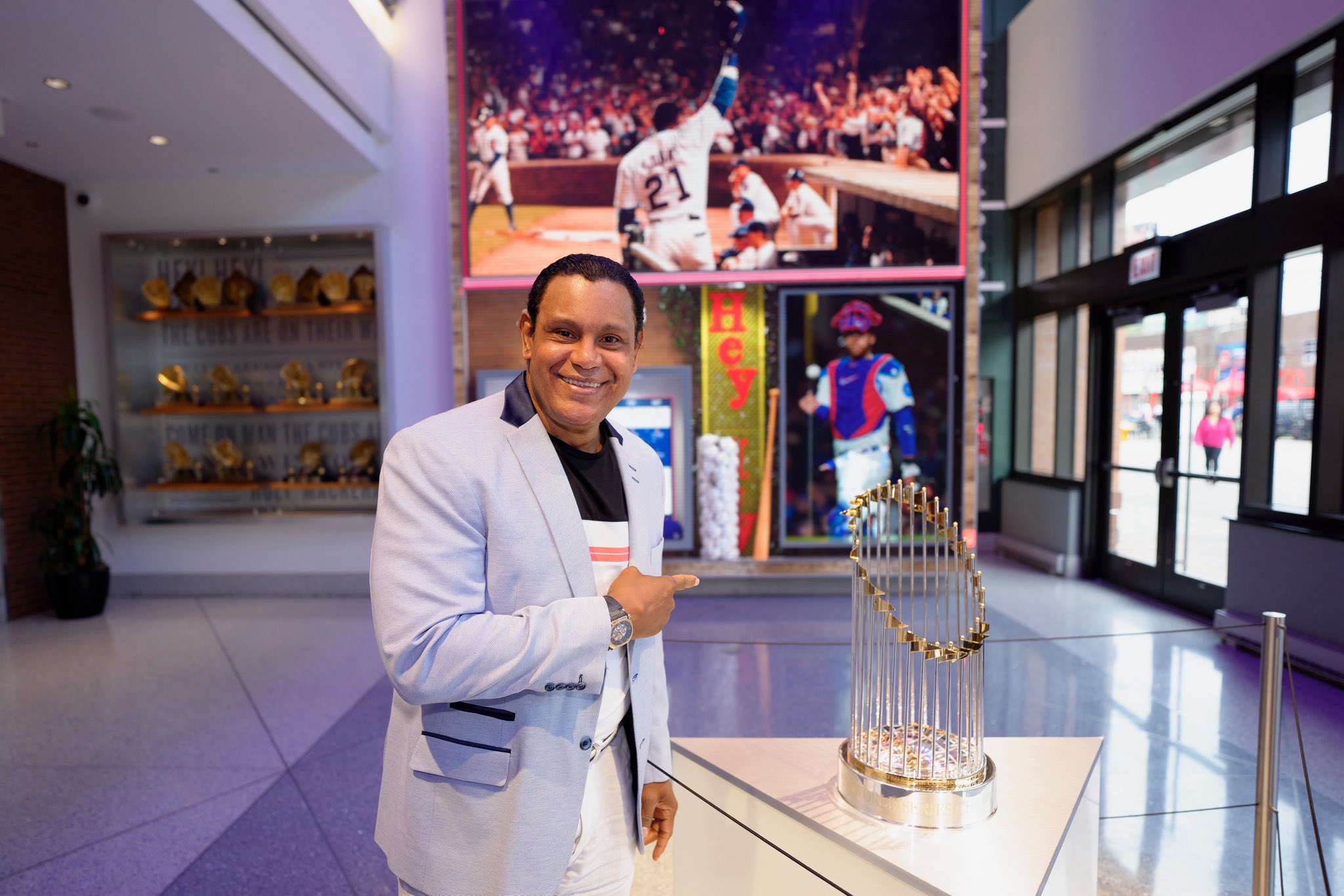 El dominicano Sammy Sosa está de regreso al estadio de los Cubs de Chicago luego de 21 años.