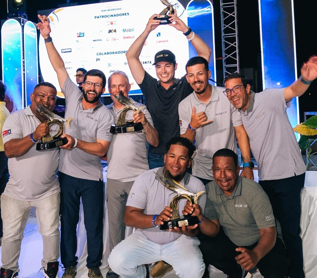 Pescadores de la lancha Hook Up, primer lugar en la categoría Club, luego de recibir trofeos durante el acto de premiación celebrado la noche del sábado.