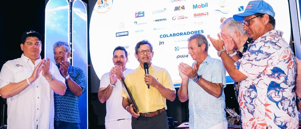 Max Rodríguez, director del torneo, recibe placa de reconocimiento entregada por Alfonso Khoury, Wally Heinsen, Danny Medina, Battésimo Palamara, Frederick Bergés y Luis Córdova.