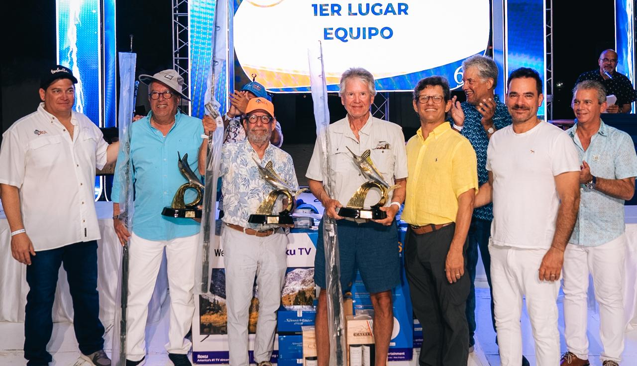 Integrantes del equipo Abdul Fishing, Pedro Mella, Chilo Sánchez y Raffy Merino, reciben premios de Alfonso Khoury, Max Rodríguez, Danny Medina y el comodoro Battésimo Palamara.