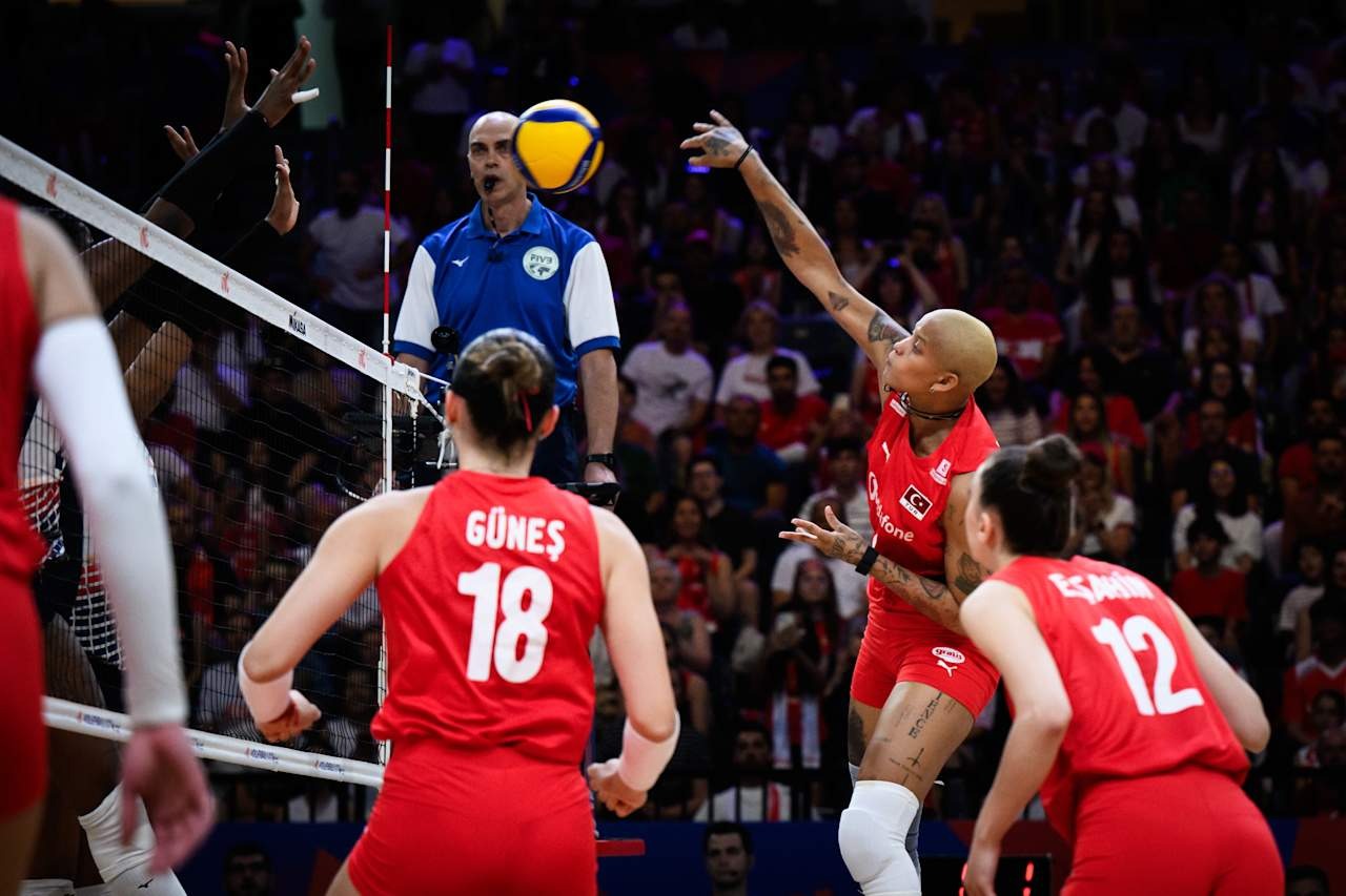 La opuesta, Melissa Vargas realiza un potente remate ante las dominicanas en el segundo parcial.