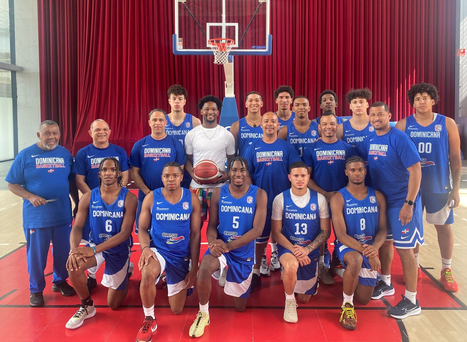 Andrés Feliz, jugador del Real Madrid en la Liga ACB de España, al centro, junto a los jugadores, técnicos y delegados de la selección nacional U19.