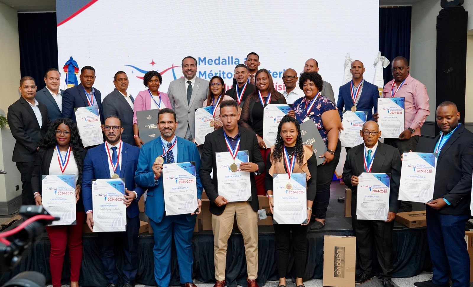 El director ejecutivo de INEFI, Alberto Rodríguez, encabezó la 11va. Gala de Premiación "Medalla al Mérito Magisterial en Educación Física 2024-2025" celebrado en el hotel Catalonia, de la capital.