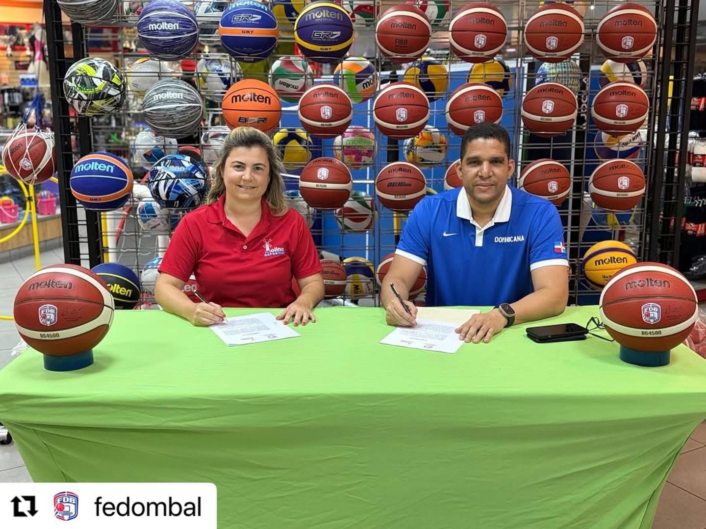 Rafael Uribe y María Dolores Vicente rubrican acuerdo que mantendrá a Molten como el balón oficial del baloncesto dominicano.