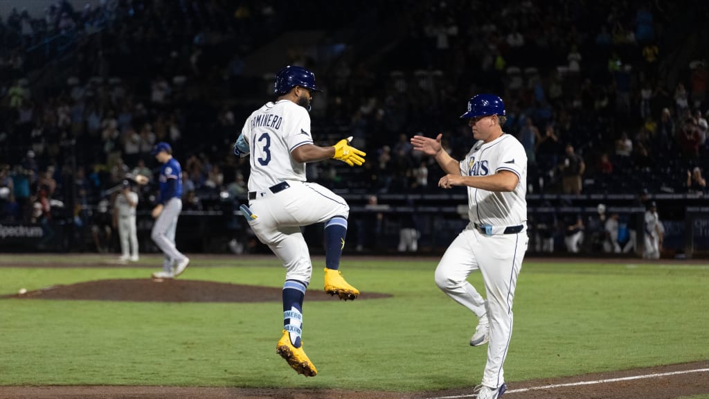 Junior Caminero de los Rays de Tampa Bay al momento de cruzar la tercera almohadilla luego de su jonrón 14.