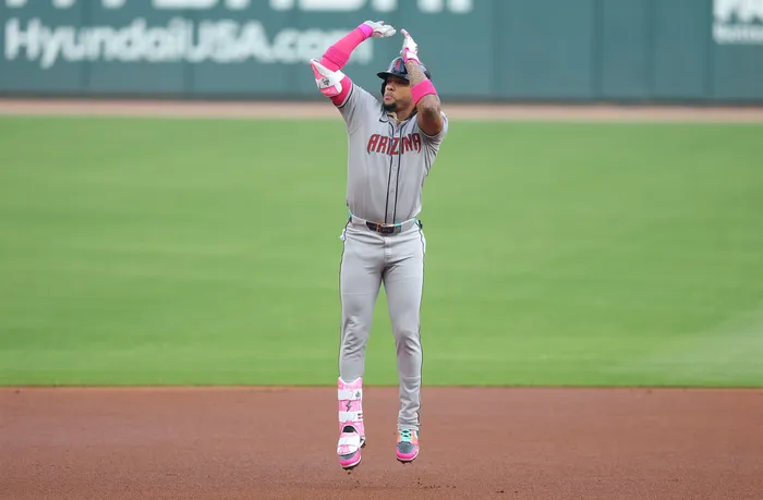 Ketel Marte de Arizona celebra uno de sus dos jonrones este martes.