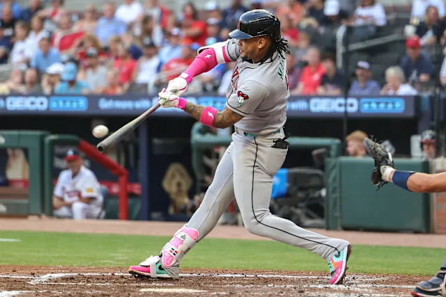 Ketel Marte de Arizona al momento de conectar jonrón.