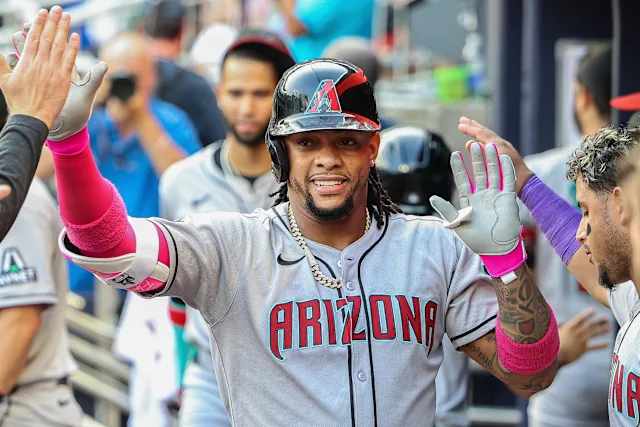 Ketel Marte de Arizona es felicitado por sus compañeros al entrar al dugout.