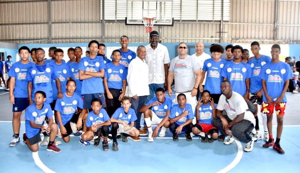 Los Inmortales del Deporte José -El Grillo- Vargas y Eduardo Gómez, Bernardo Martínez y Elvis Rodríguez, con varios equipos de baloncesto.