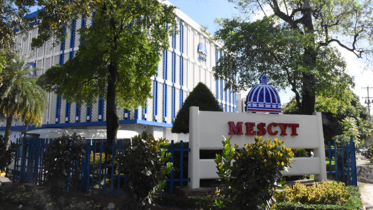 Alrededor de 9,000 becas favorecen cada año a estudiantes dominicanos a través del Mescyt