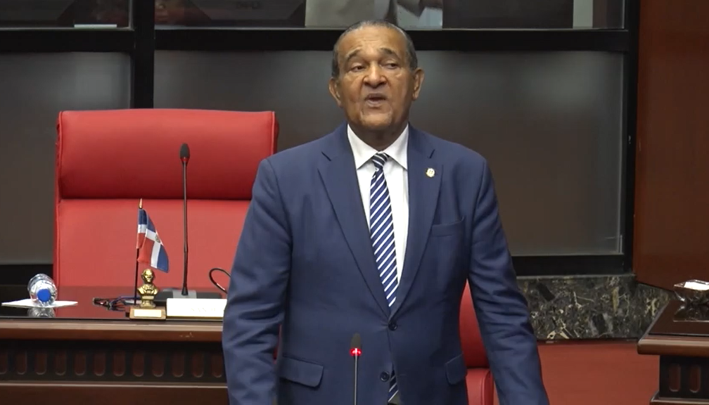 El senador por la provincia Santiago Rodríguez, Antonio Marte, criticó que el gobierno mantenga un enfoque sostenido en la promoción turística de la zona este del país, así como en Pedernales y Montecristi, en detrimento del desarrollo del turismo de montaña, donde —según afirmó— no se invierte ni siquiera en la presencia de un policía.