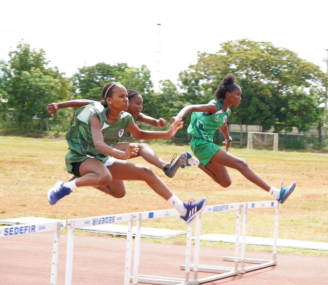 Tres alumnas se disputan la primacía de la competencia de 200 metros con vallas en una de las clasificatorias del Torneo de Atletismo Escolar INEFI 2025.