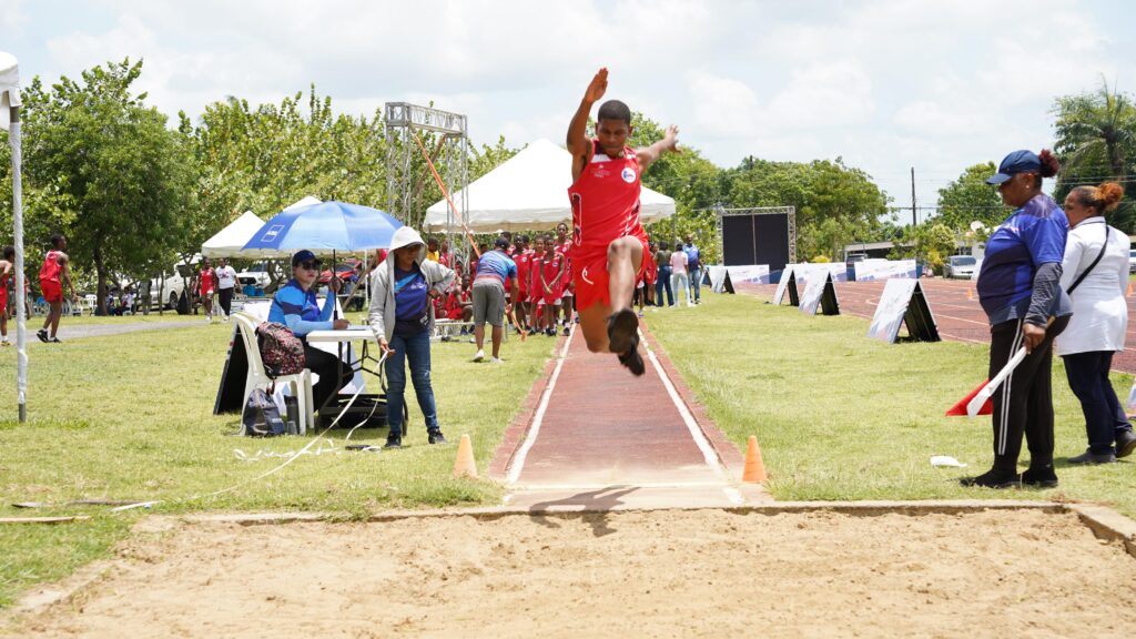 Un alumno realiza un salto largo en una de las pruebas clasificatorias del Torneo de Atletismo Escolar INEFI 2025.