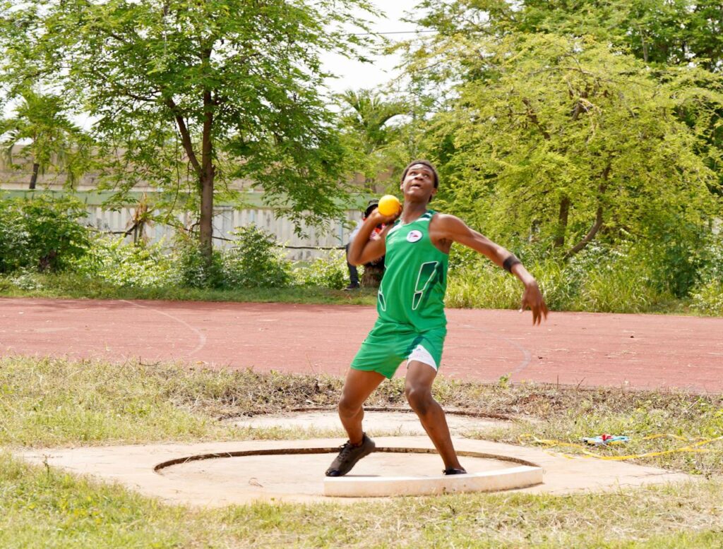 Un estudiante se apresta a realizar el impulso de la bala en una de las pruebas eliminatorias del Torneo de Atletismo Escolar INEFI 2025