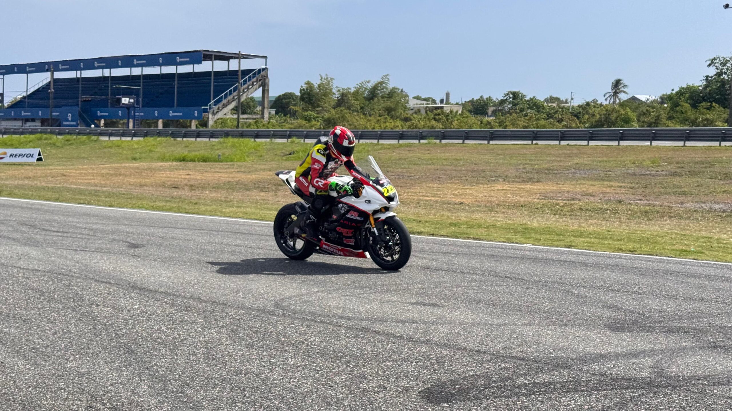 Persio López a toda marcha en la semi recta del autódromo internacional Las Américas.