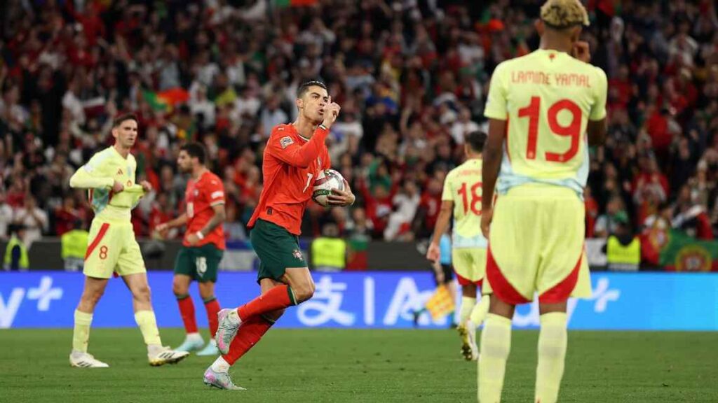Ronaldo reacciona durante el partido ante España.