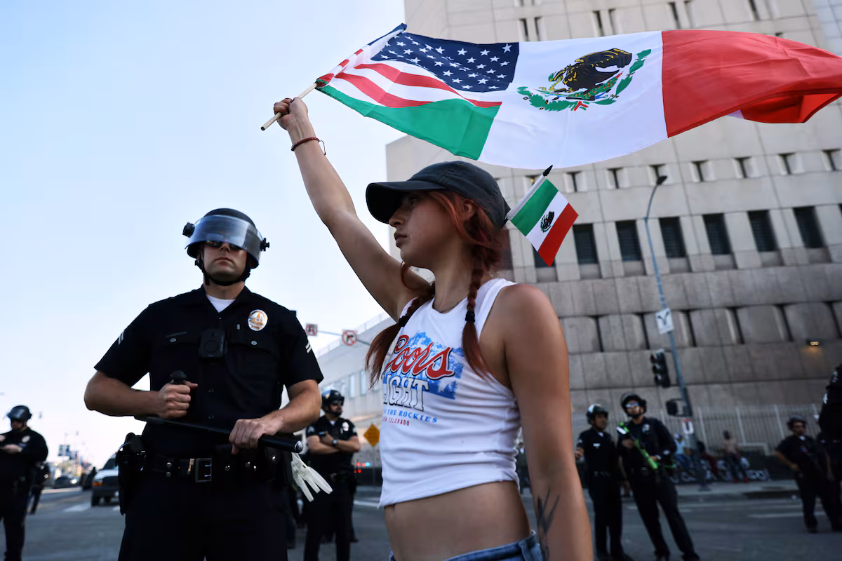 Panorama Internacional. Las manifestaciones de migrantes en California contra las persecuciones desencadenadas por Donald Trump se extienden por otras capitales de Estados Unidos, donde viven y trabajan millones de mexicanos, muchos bajo la amenaza de deportación, y están dejando un oleaje político que se hace notar con fuerza en México, tanto en la vertiente humana como en la económica.