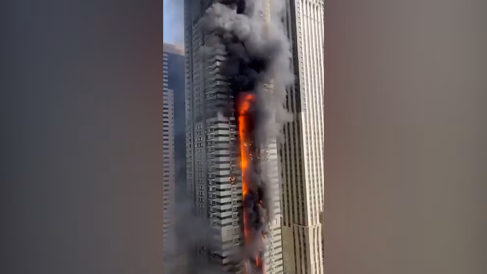 Un gran incendio se produjo el viernes por la noche en una torre residencial de 67 pisos en el distrito de Dubái Marina. Según informó el Dubai Media Office (DMO), las llamas fueron controladas por los equipos de Defensa Civil sin que se reportaran heridos entre los 3.820 habitantes del rascacielos, que fueron evacuados de las 764 viviendas.
