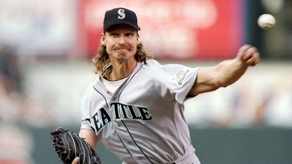 Randy Johnson tuvo un récord de 130-74 con una efectividad de 3.42 y 51 juegos completos en nueve temporadas con Seattle, ganando su primer premio Cy Young en 1995. El miembro del Salón de la Fama se retiró con un récord de 303-166 y 4,875 ponches, solo superado por Nolan Ryan en la historia de la MLB. Doug Pensinger/Allsport