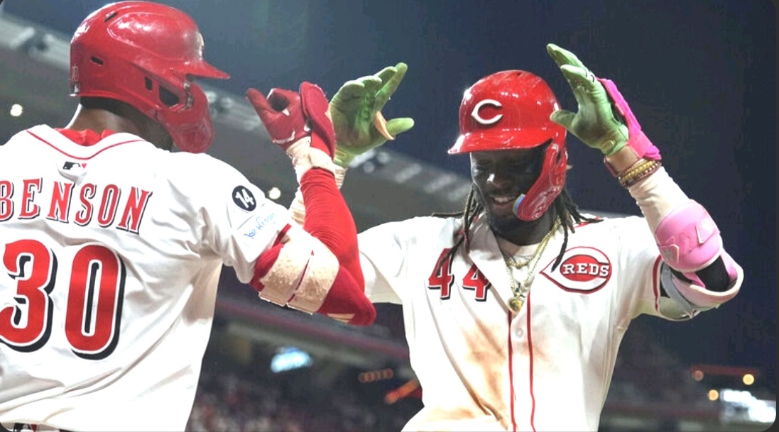 Dominicano Elly De La Cruz, de Cincinnati, celebra su cuadrangular 18 de la temporada.