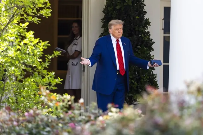 El presidente estadounidense, Donald Trump, consideró este viernes que España «siempre ha pagado muy poco» como miembro de la OTAN y reiteró su idea de que todos los integrantes de la organización, a excepción de Estados Unidos, deberían dedicar el 5 % del PIB en defensa.