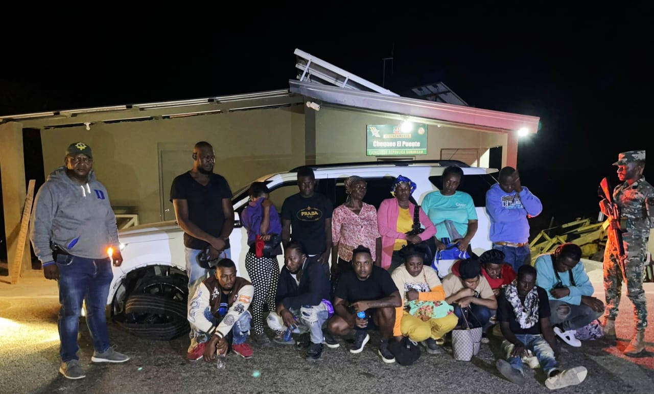 Miembros del Ejército detuvieron una jeepeta con 15 inmigrantes haitianos indocumentados a bordo en el Distrito Municipal Palo verde, provincia Montecristi.