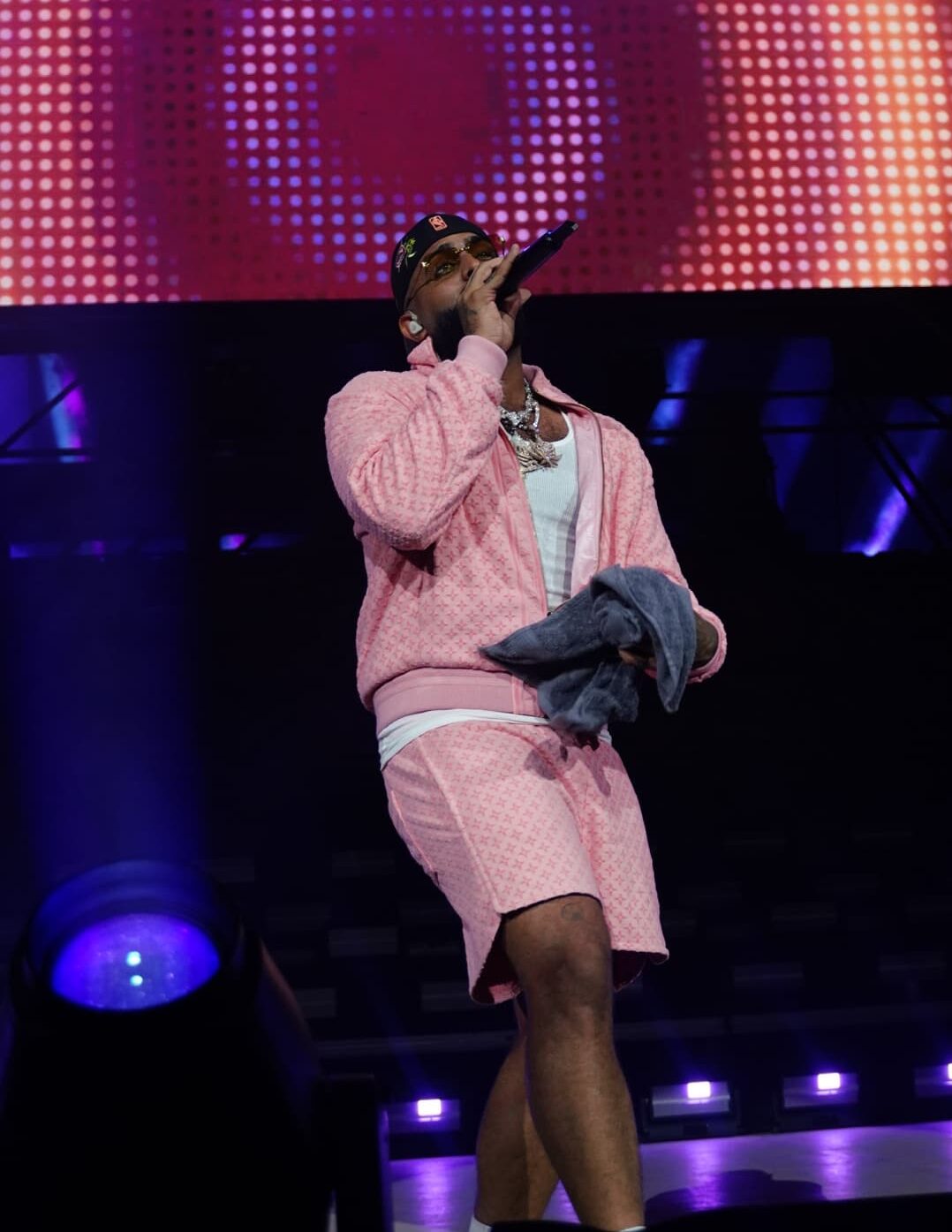 El show que no solo fue música, sino una experiencia donde el trap se mezcló con el alma, la familia y el corazón de un artista que sigue conquistando escenarios y corazones.