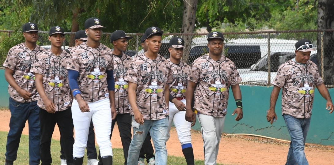 Los jugadores del equipo del MIDE que participan en el torneo de Softbol Gubernamental.