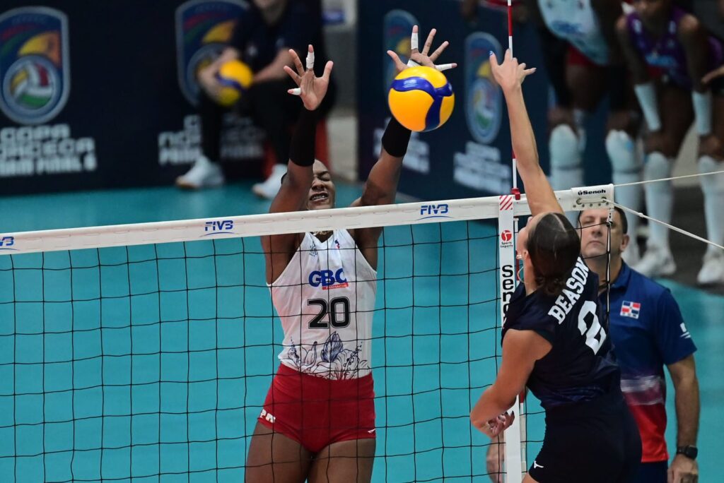 Brayelin Martínez, de las Reinas del Caribe, en acción defensiva.