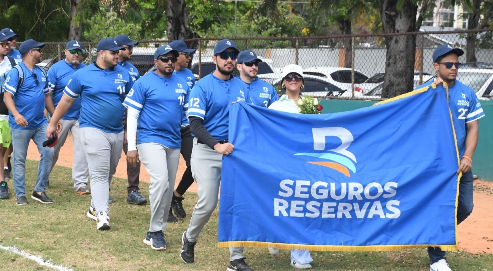 Seguros Reservas ganó sus dos partidos por nocaut en el torneo de softbol gubernamental que reconoce con su dedicatoria al presidente Luis Abinader Corona.