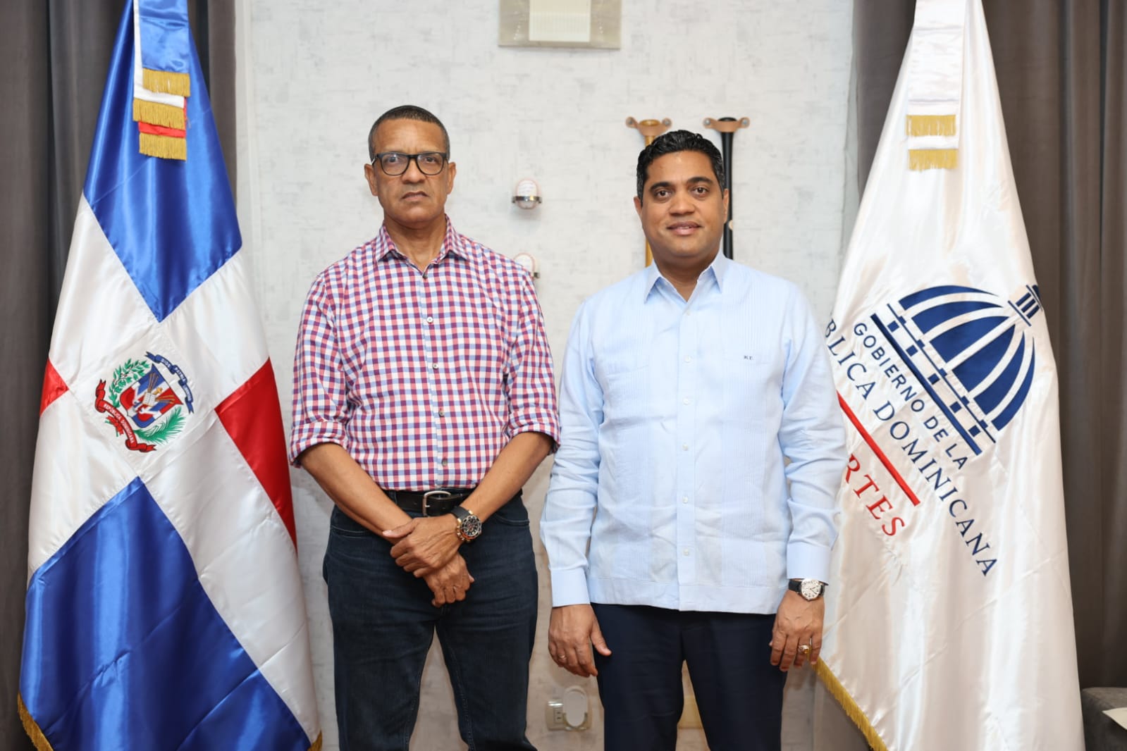 El ministro de Deportes Kelvin Cruz da respaldo al Punta Cana Grand Prix de ciclismo y a su organizador Mario de Jesús.