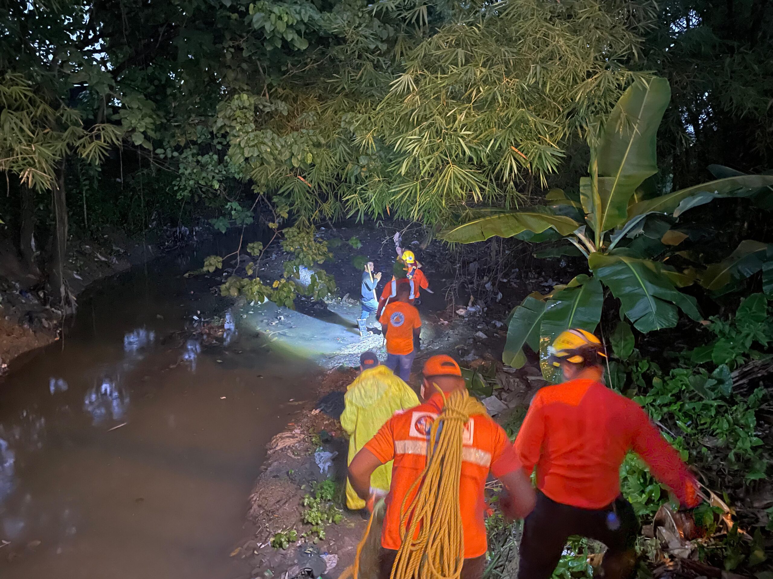 A casi un día completo en búsqueda de niña arrastrada por cañada en SDN, no hay ningún rastro