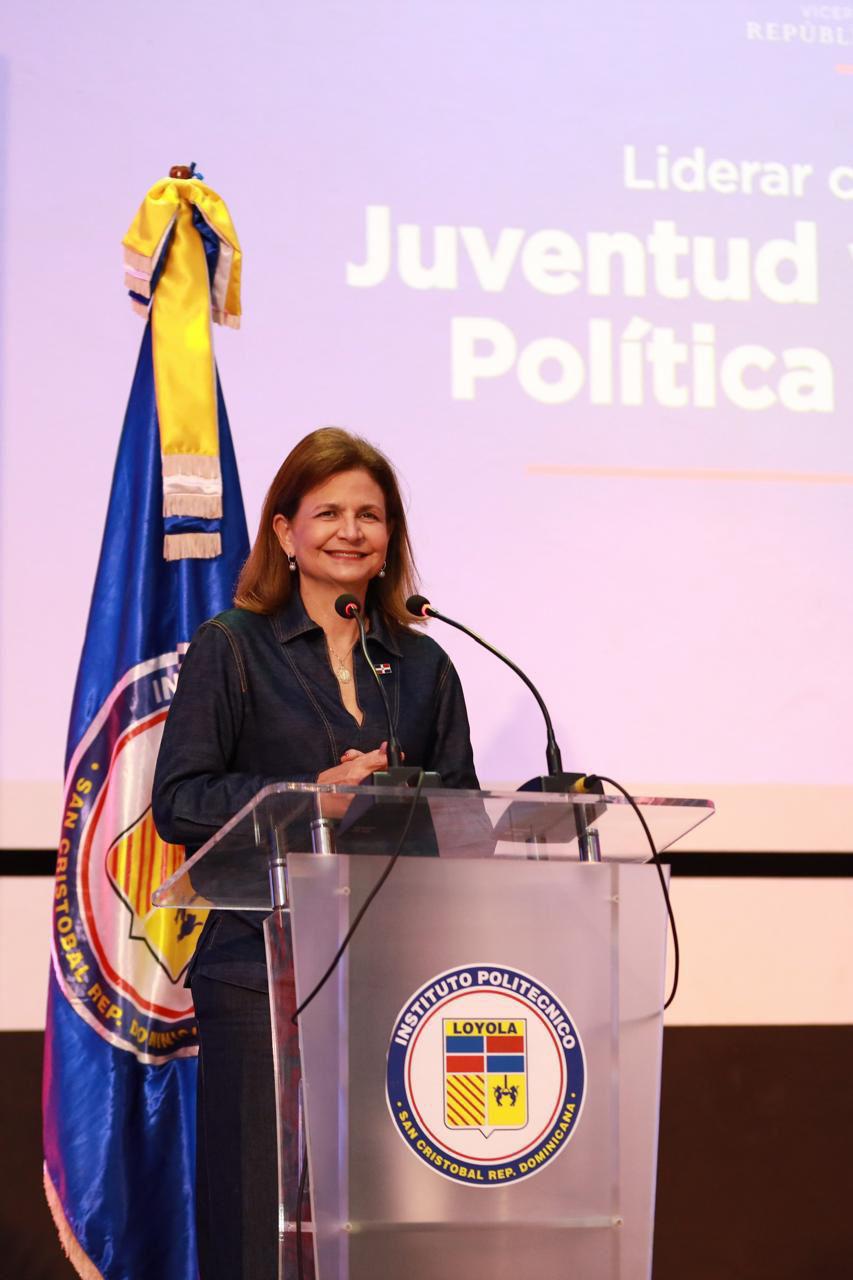 La vicepresidenta de la República, Raquel Peña, destacó este viernes la relevancia de la participación de las mujeres y la juventud dominicana en todos los sectores productivos y mercados emergentes para impulsar un desarrollo sostenible y competitivo de la nación.