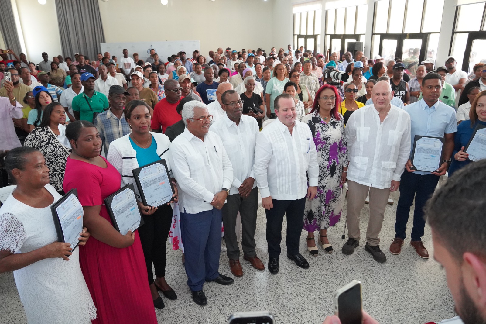 El ministro de la Presidencia José Ignacio Paliza encabezó este viernes el acto de entrega de más de 300 certificados de títulos de propiedad a familias de distintas comunidades de la provincia de Samaná, como parte del Proyecto de Titulación Samaná II, impulsado por el Gobierno dominicano.