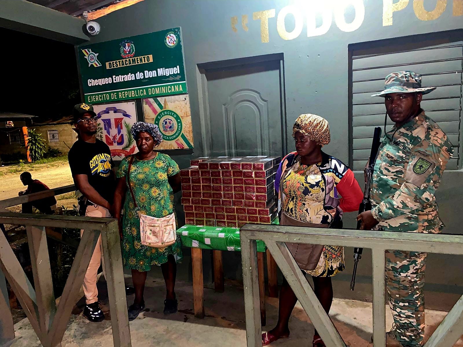 Dos mujeres de nacionalidad haitiana en condición migratoria irregular, fueron detenidas por miembros del Ejército con un contrabando de 28,400 unidades de cigarrillos, en la localidad Don Miguel en Dajabón.