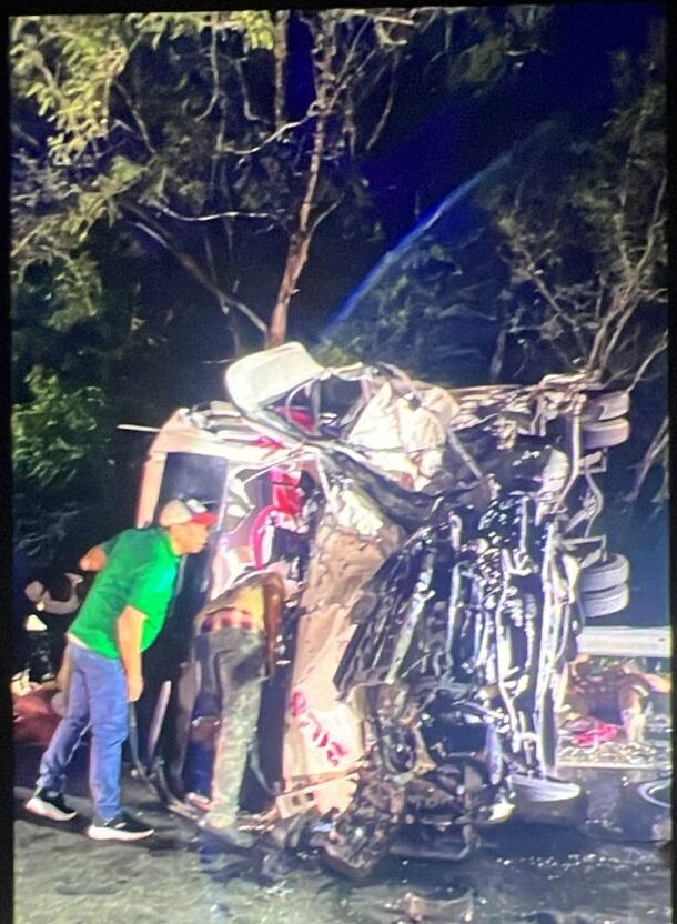 Un accidente ocurrido esta noche entre un autobús de pasajeros y una camioneta ha dejado varias persona muertsa y heridas. La colisión ocurrió esta noche en el Cruce de Ocoa en el tramo carretero, Azua - Baní.