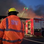 Emergencias 911 asisten durante incendio en instalaciones del Merca Santo Domingo
