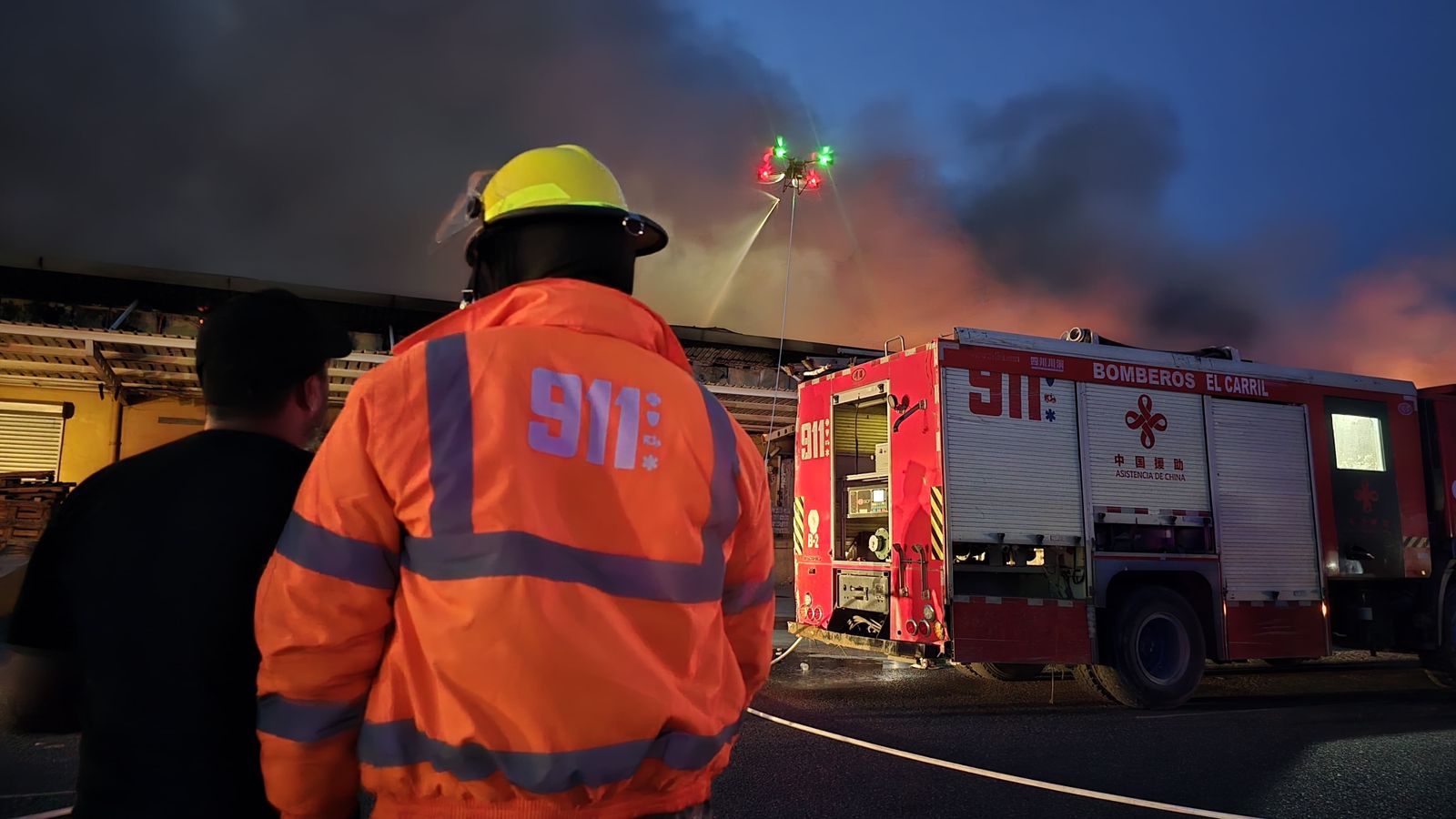 Emergencias 911 asisten durante incendio en instalaciones del Merca Santo Domingo