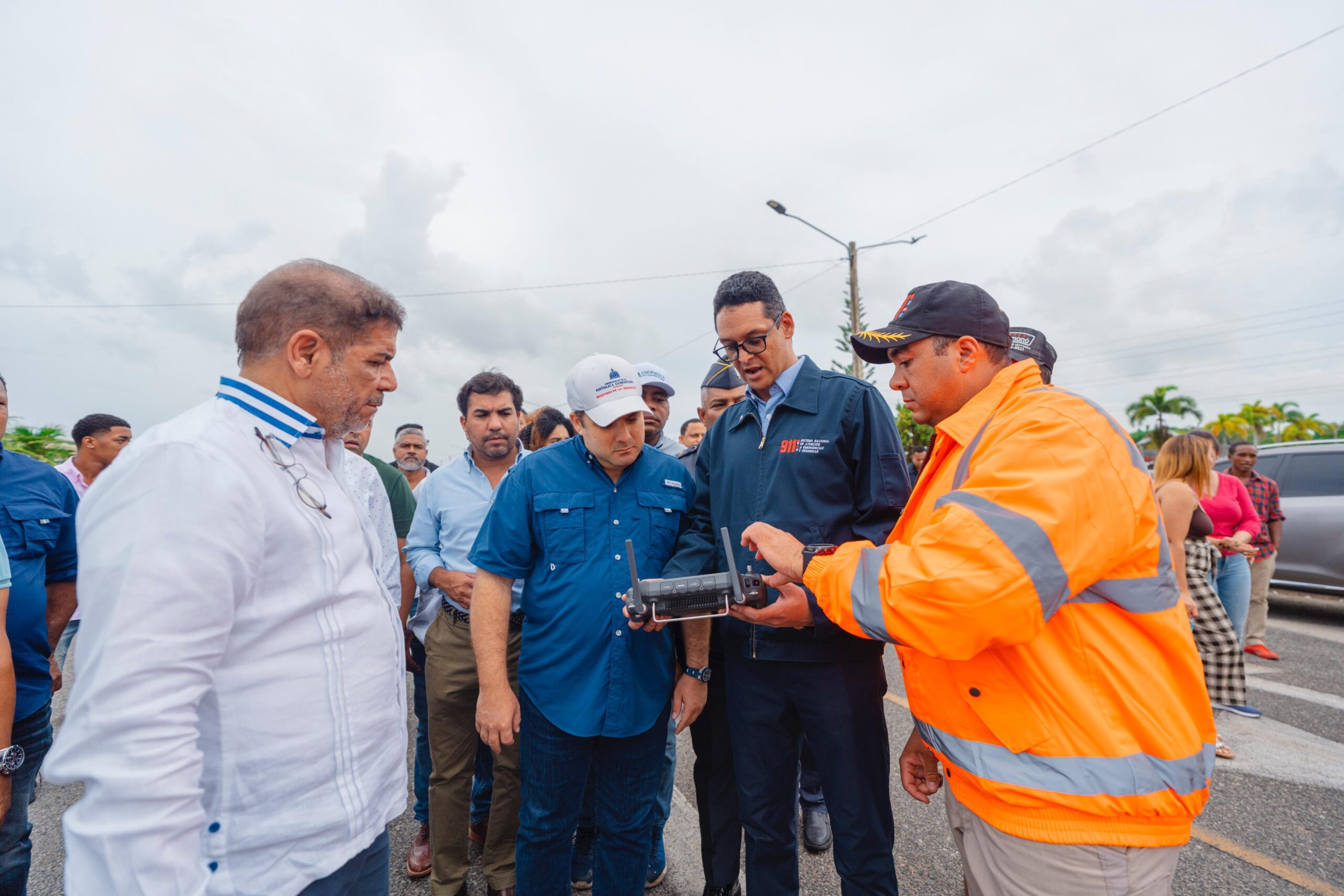 El ministro de la Presidencia, José Ignacio Paliza, visitó este lunes las instalaciones del Merca Santo Domingo, donde constató los daños ocasionados por el incendio que afectó la nave F-1 del mercado este domingo en horas de la tarde. Durante su recorrido, expresó la solidaridad del Gobierno con los comerciantes afectados y aseguró que ya se están tomando medidas para acelerar el proceso de recuperación del lugar.