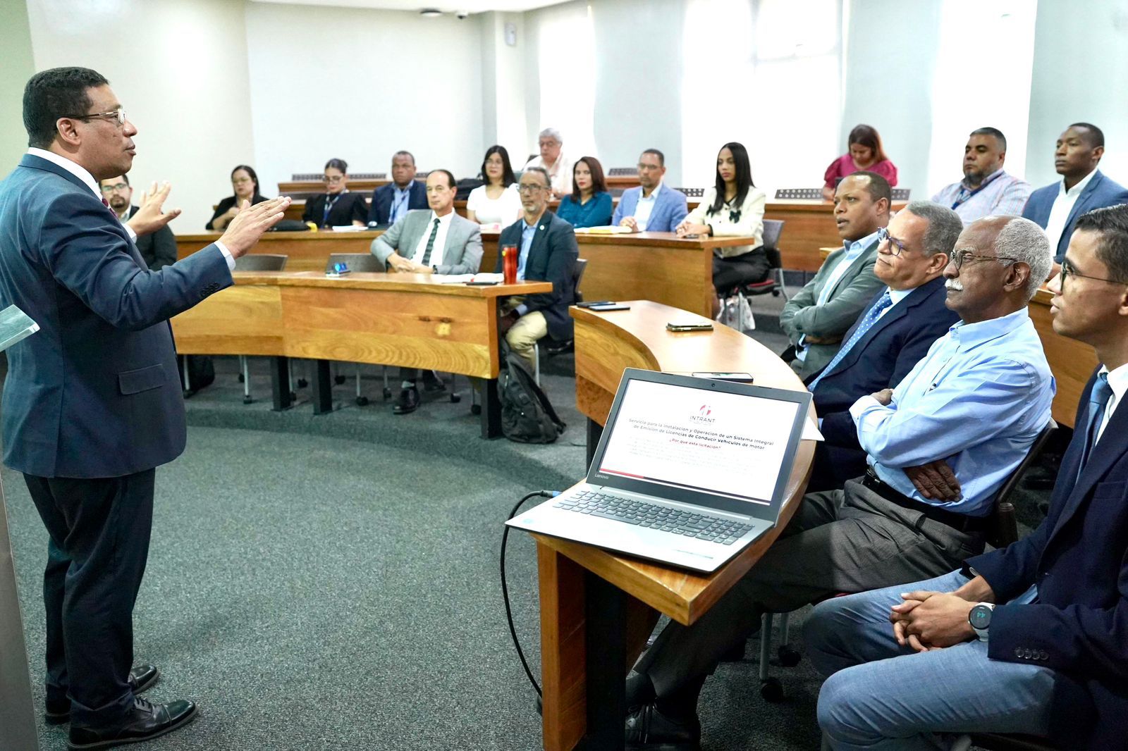 El Instituto Nacional de Tránsito y Transporte Terrestre (Intrant), junto a la Dirección General de Contrataciones Públicas (DGCP), dejó formalmente instalada la Comisión de Veeduría de la Sociedad Civil, que tendrá la responsabilidad de supervisar el proceso de licitación para la instalación y operación del Sistema Integral de Emisión de Licencias de Conducir de Vehículo de Motor.