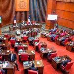 El Senado declaró de urgencia y aprobó, en dos lecturas consecutivas, el proyecto de Ley que modifica el artículo 56 de la Ley 11-92, que aprueba el Código Tributario de la República Dominicana, modificado por el artículo 5 de la Ley núm. 495-06, sobre Rectificación Tributaria, iniciativa remitida por el Poder Ejecutivo.