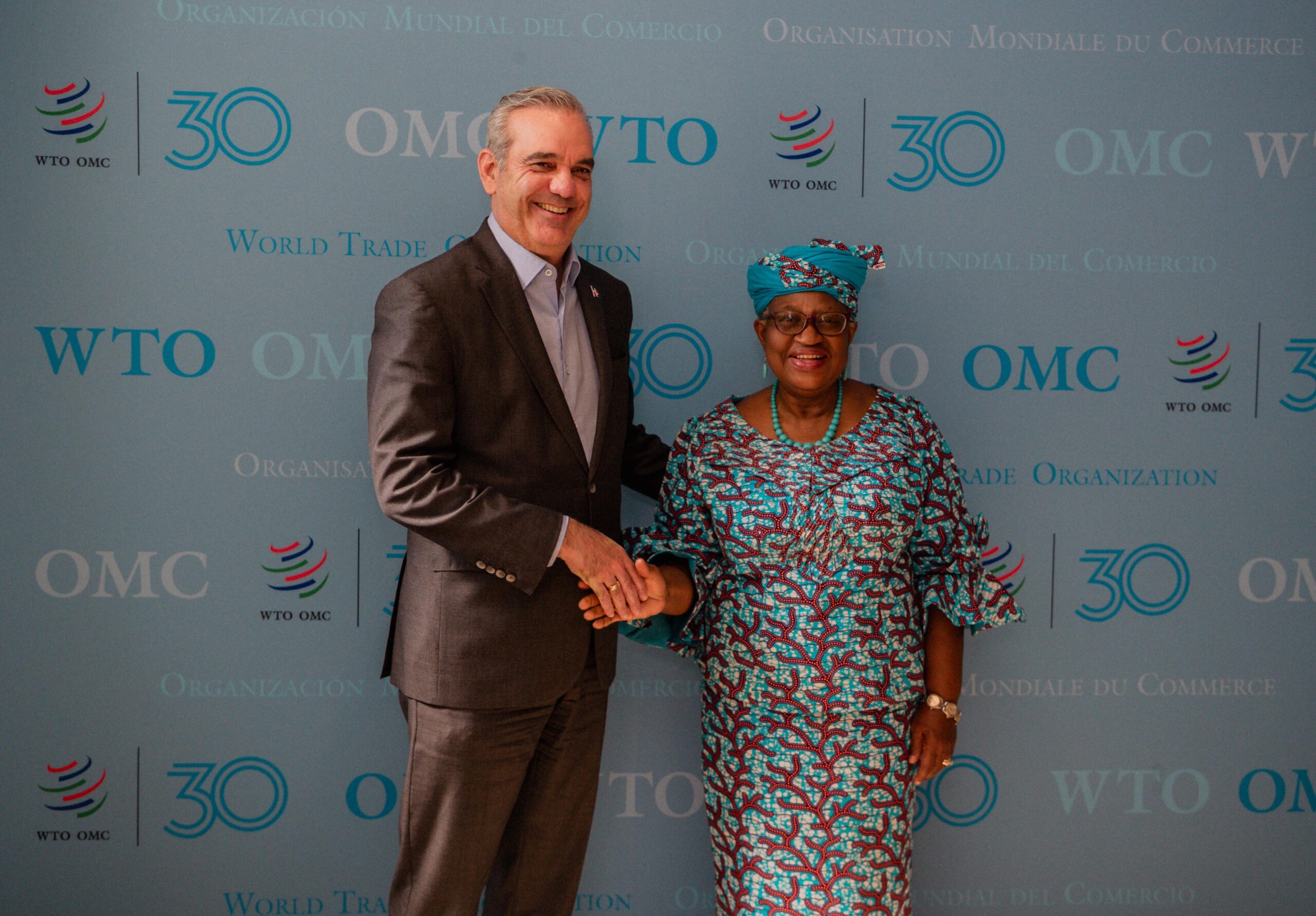 La directora de la Organización Mundial del Comercio (OMC) felicitó al gobierno dominicano por los logros alcanzados en el manejo y diversificación de la economía.