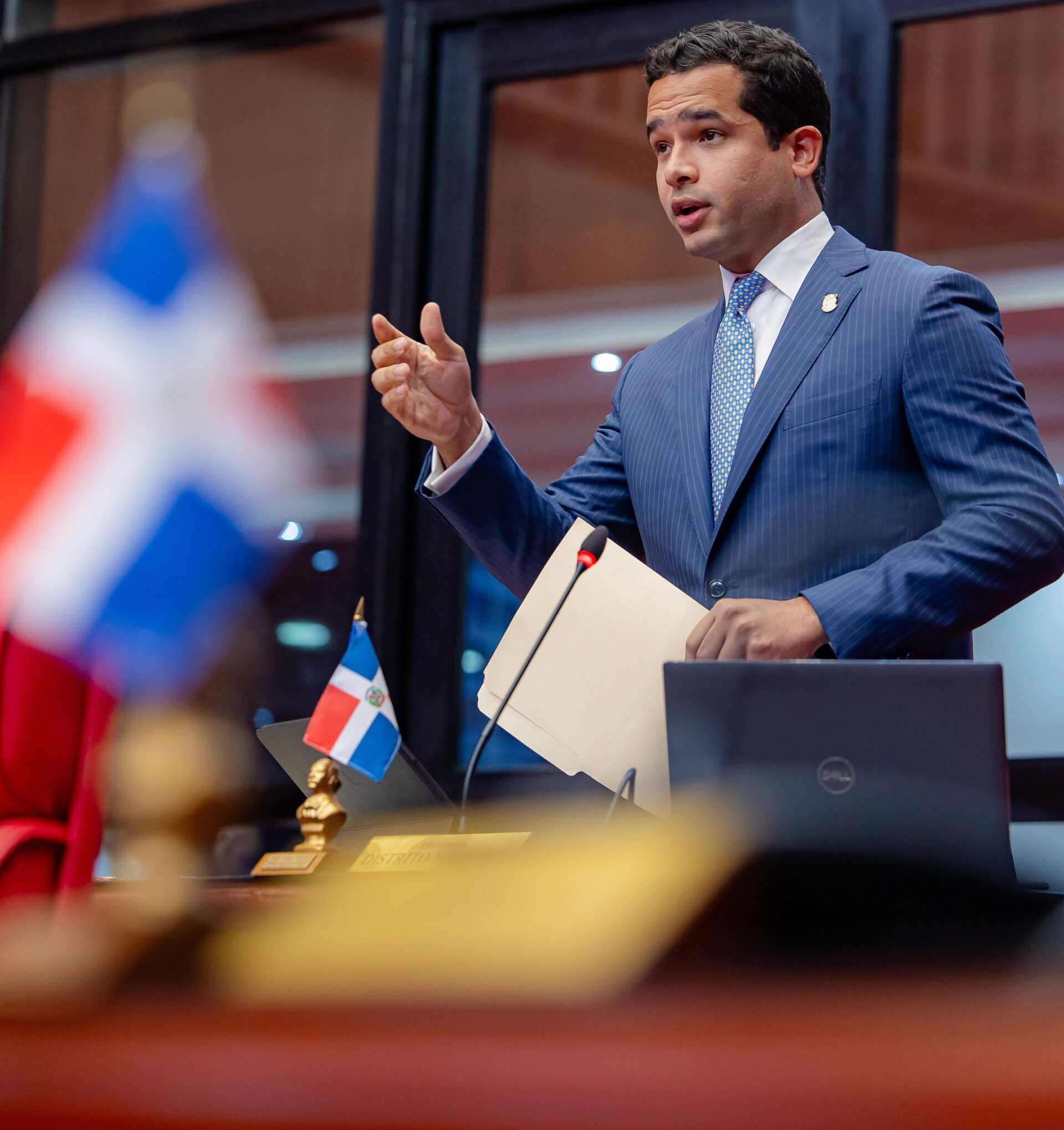 El senador por el Distrito Nacional Omar Fernández afirmó en Estados Unidos la necesidad de que el país mecanice los sectores agrícola y construcción como política para reducir al mínimo la dependencia de mano de obra extranjera, mayoritariamente haitiana.