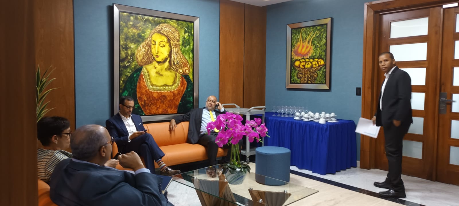 La Procuraduría de la República lleva más de tres horas interrogando al empresario Antonio Espaillat, propietario de la discoteca Jet Set, donde fallecieron 236 personas y resultaron heridas más de 180 a causa del colapso del techo del centro de diversión el pasado 8 de abril, cuando amenizaba la fiesta de los lunes el popular merenguero Rubby Pérez.