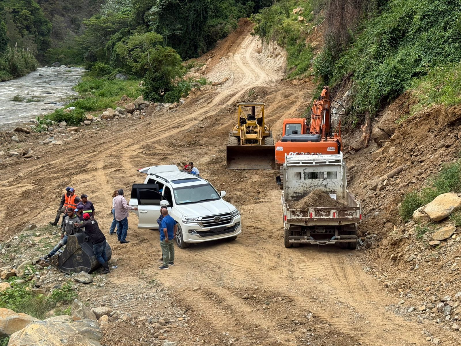 El Gobierno dio inicio a la construcción de la toma del Acueducto Múltiple Jarabacoa, a beneficio de los habitantes de ese municipio y del distrito municipal Buena Vista, en La Vega. El costo de esta edificación asciende a RD$232 millones, mientras otras obras complemtearias ascienden a RD$1,700 millones.
